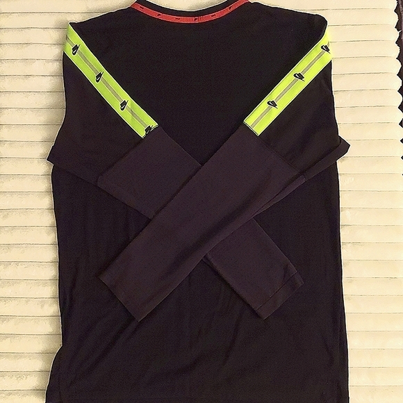 Nike "NSW" Dri-Fit, Men's, Med, L/S, Tee - Picture 3 of 5